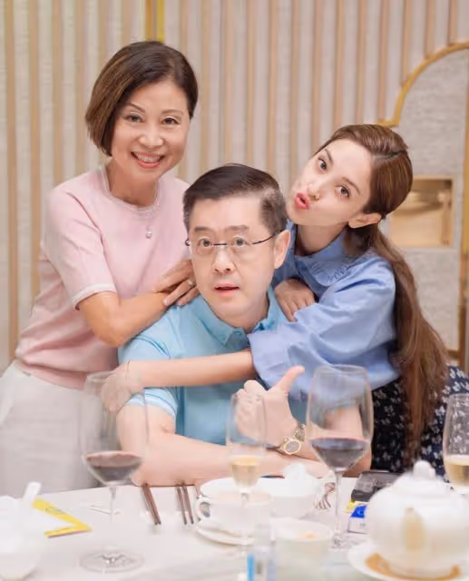 52歲鄭嘉穎手捧陳凱琳孕肚，官宣妻子懷三胎，五年抱仨效率好高