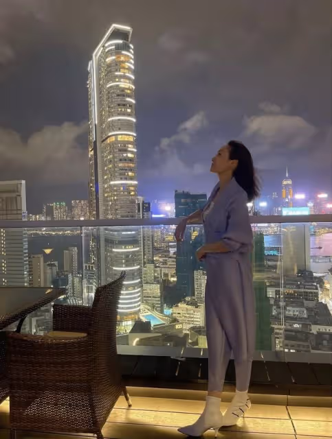 郭可盈在陽台慶生，曬全家福女兒端莊淑女，身後可俯瞰維多利亞港