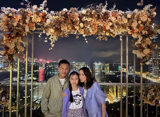 郭可盈在陽台慶生，曬全家福女兒端莊淑女，身後可俯瞰維多利亞港