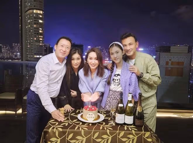 郭可盈在陽台慶生，曬全家福女兒端莊淑女，身後可俯瞰維多利亞港