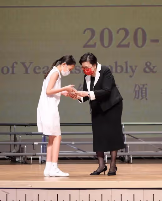 郭可盈在陽台慶生，曬全家福女兒端莊淑女，身後可俯瞰維多利亞港