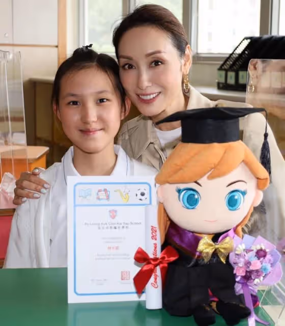 郭可盈在陽台慶生，曬全家福女兒端莊淑女，身後可俯瞰維多利亞港