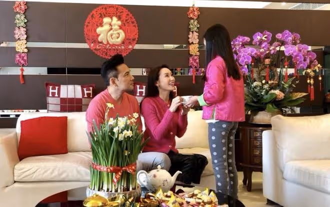 郭可盈在陽台慶生，曬全家福女兒端莊淑女，身後可俯瞰維多利亞港