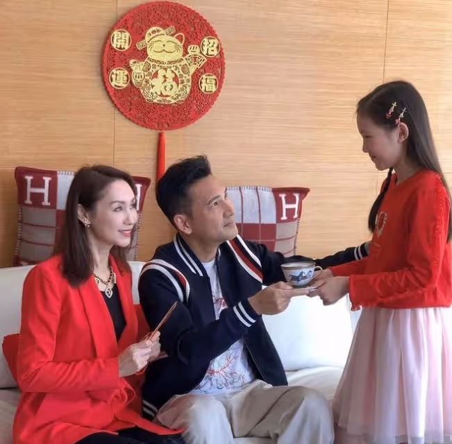 郭可盈在陽台慶生，曬全家福女兒端莊淑女，身後可俯瞰維多利亞港