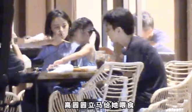 高圓圓趙又廷帶女兒聚餐，一家三口互相投喂，3歲Rhea懂事貼心