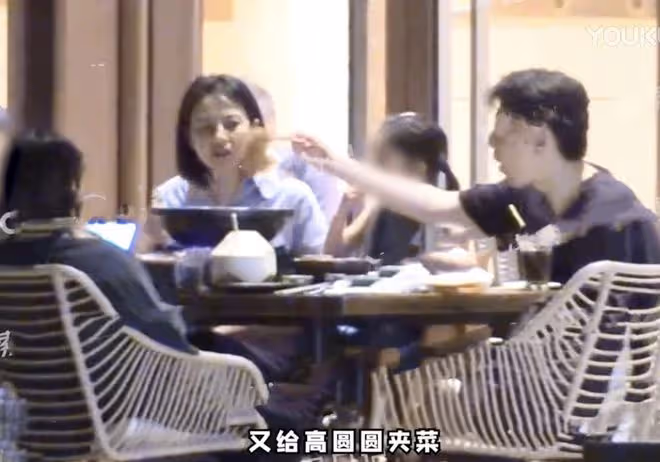 高圓圓趙又廷帶女兒聚餐，一家三口互相投喂，3歲Rhea懂事貼心