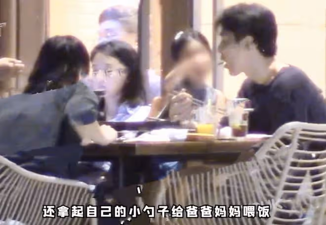 高圓圓趙又廷帶女兒聚餐，一家三口互相投喂，3歲Rhea懂事貼心