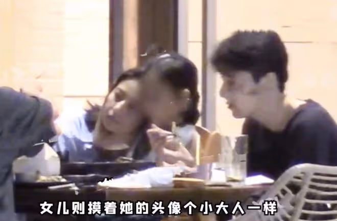 高圓圓趙又廷帶女兒聚餐，一家三口互相投喂，3歲Rhea懂事貼心