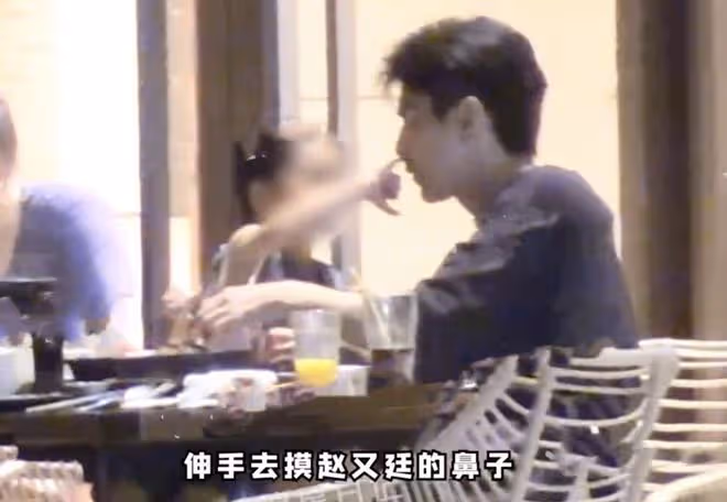 高圓圓趙又廷帶女兒聚餐，一家三口互相投喂，3歲Rhea懂事貼心