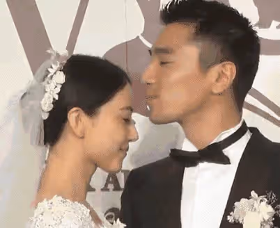 高圓圓趙又廷帶女兒聚餐，一家三口互相投喂，3歲Rhea懂事貼心