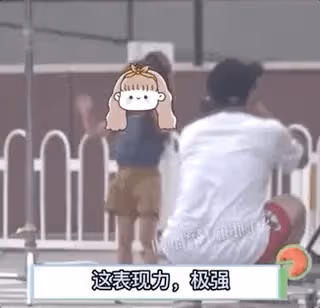 高圓圓趙又廷帶女兒聚餐，一家三口互相投喂，3歲Rhea懂事貼心