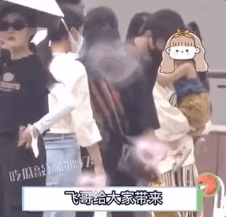 高圓圓趙又廷帶女兒聚餐，一家三口互相投喂，3歲Rhea懂事貼心