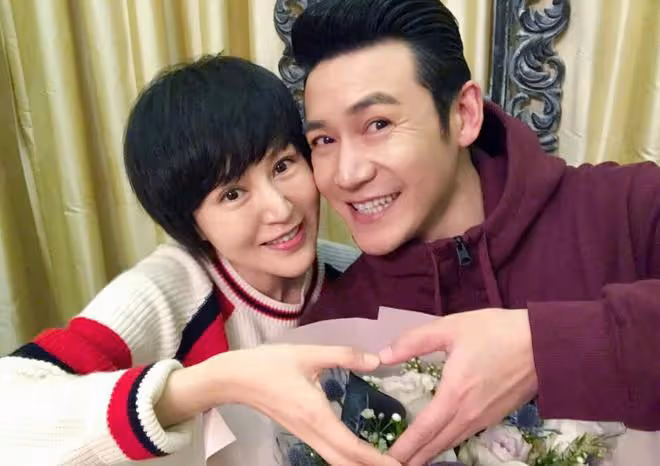 陸毅46歲妻子鮑蕾曬病床照，在陳喬恩帶動下做胃腸鏡，白髮搶鏡