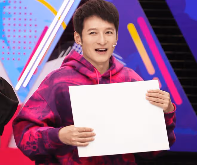 網曝除何炅外快樂家族均離職，謝娜改簡介，李維嘉摘湖南衛視頭銜