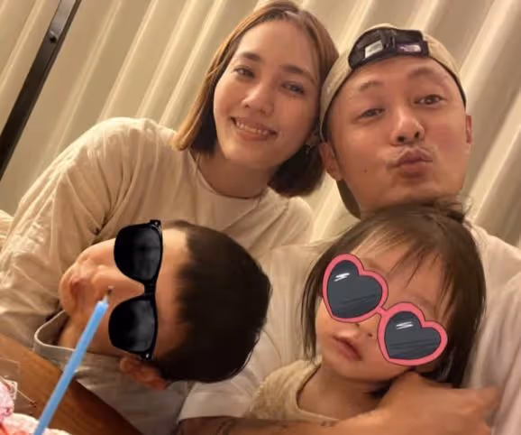 41歲余文樂曬慶生照示愛妻子，緊抱兒女許願，妹妹顏值高像洋娃娃