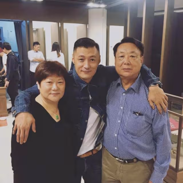 41歲余文樂曬慶生照示愛妻子，緊抱兒女許願，妹妹顏值高像洋娃娃