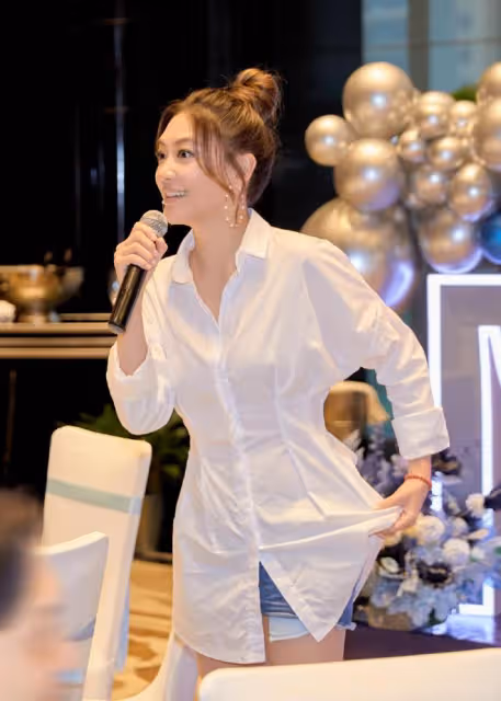 陳小春辦55歲生日派對，與岳父罕見同框，翁婿相差6歲卻似兩代人