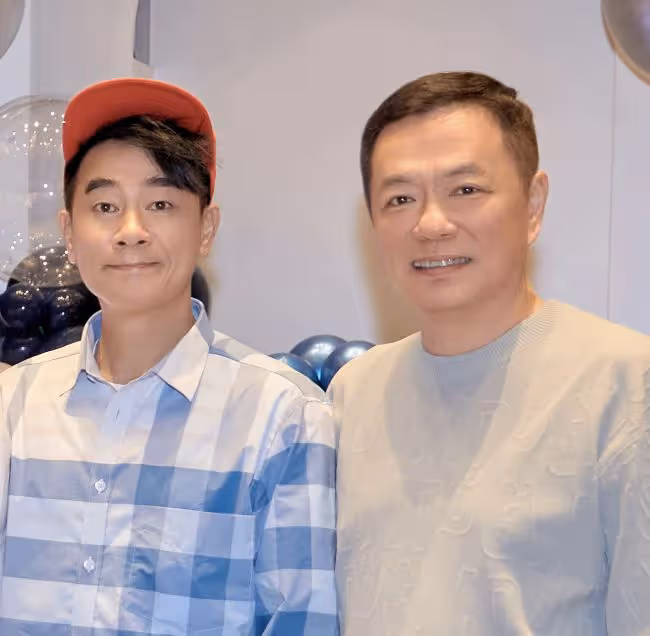 陳小春辦55歲生日派對，與岳父罕見同框，翁婿相差6歲卻似兩代人