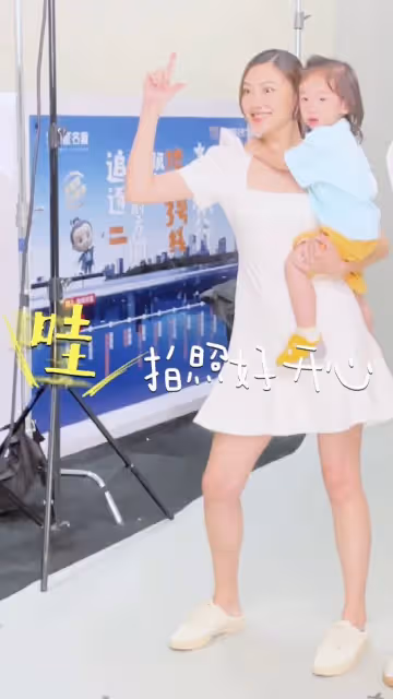 陳小春辦55歲生日派對，與岳父罕見同框，翁婿相差6歲卻似兩代人