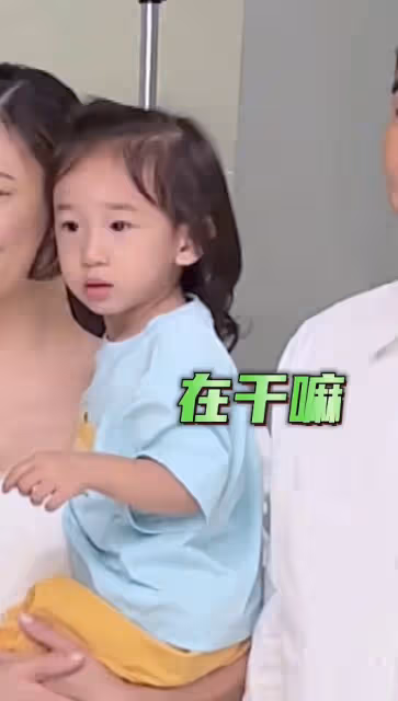 陳小春辦55歲生日派對，與岳父罕見同框，翁婿相差6歲卻似兩代人