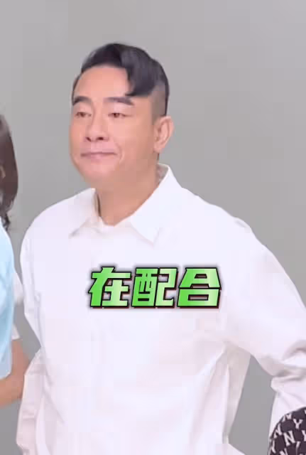陳小春辦55歲生日派對，與岳父罕見同框，翁婿相差6歲卻似兩代人