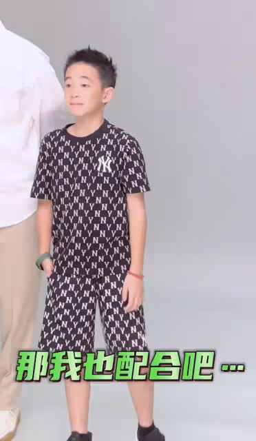 陳小春辦55歲生日派對，與岳父罕見同框，翁婿相差6歲卻似兩代人