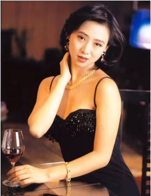 52歲翁虹商演，曾自嘲：天不怕地不怕，最怕丈夫嫌棄她
