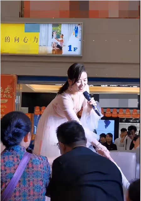 52歲翁虹商演，曾自嘲：天不怕地不怕，最怕丈夫嫌棄她