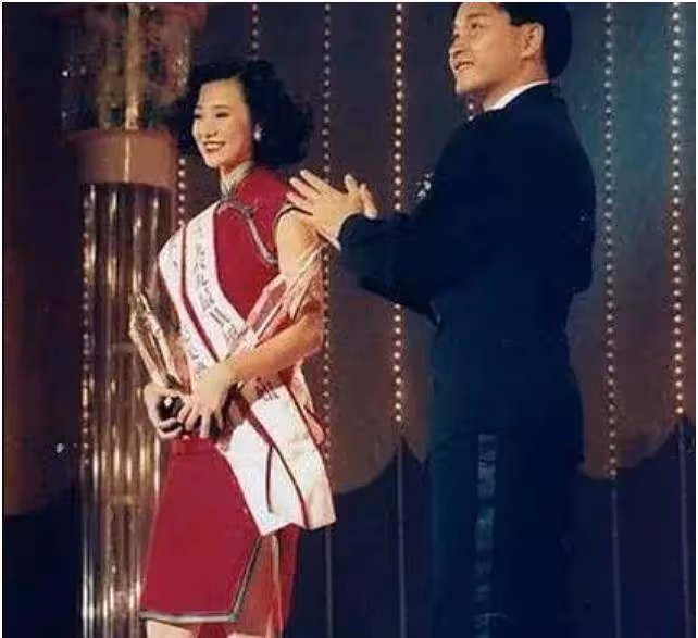 52歲翁虹商演，曾自嘲：天不怕地不怕，最怕丈夫嫌棄她