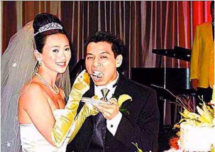 52歲翁虹商演，曾自嘲：天不怕地不怕，最怕丈夫嫌棄她