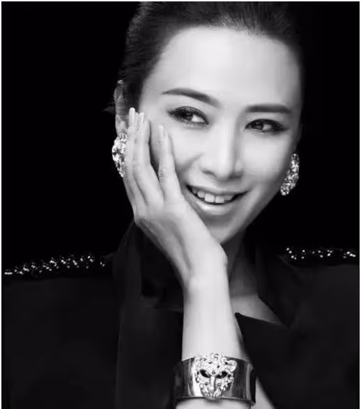 52歲翁虹商演，曾自嘲：天不怕地不怕，最怕丈夫嫌棄她