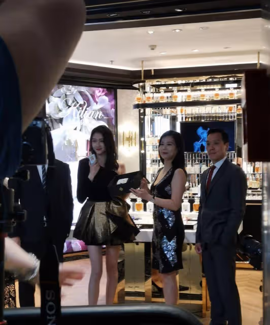 關曉彤出席品牌活動，這身材是真的優越了，雙腿好細好長引人羨慕