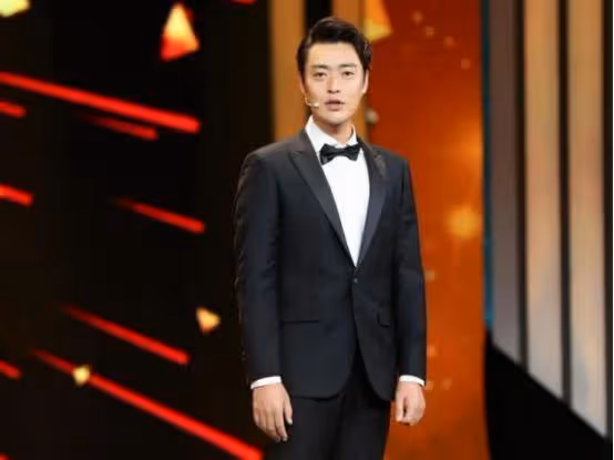 他曾因拍戲被炸雙目失明，被導演說到抑鬱，今38歲成首位80後視帝