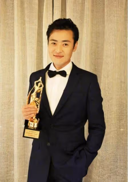 他曾因拍戲被炸雙目失明，被導演說到抑鬱，今38歲成首位80後視帝