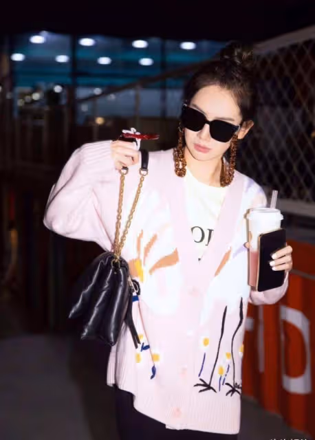 戚薇拌美同時還不忘耍酷，戴耳鏈式墨鏡穿粉美針織外套，可甜可鹽真讓人上頭