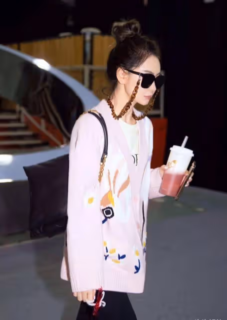 戚薇拌美同時還不忘耍酷，戴耳鏈式墨鏡穿粉美針織外套，可甜可鹽真讓人上頭