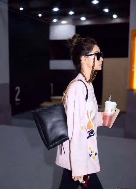戚薇拌美同時還不忘耍酷，戴耳鏈式墨鏡穿粉美針織外套，可甜可鹽真讓人上頭