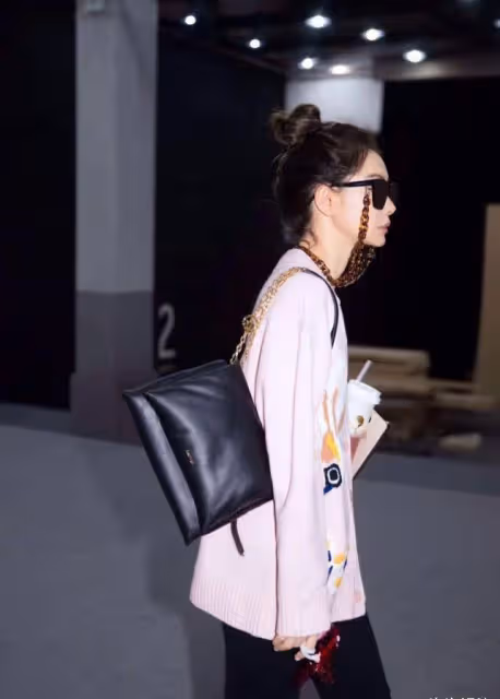戚薇拌美同時還不忘耍酷，戴耳鏈式墨鏡穿粉美針織外套，可甜可鹽真讓人上頭