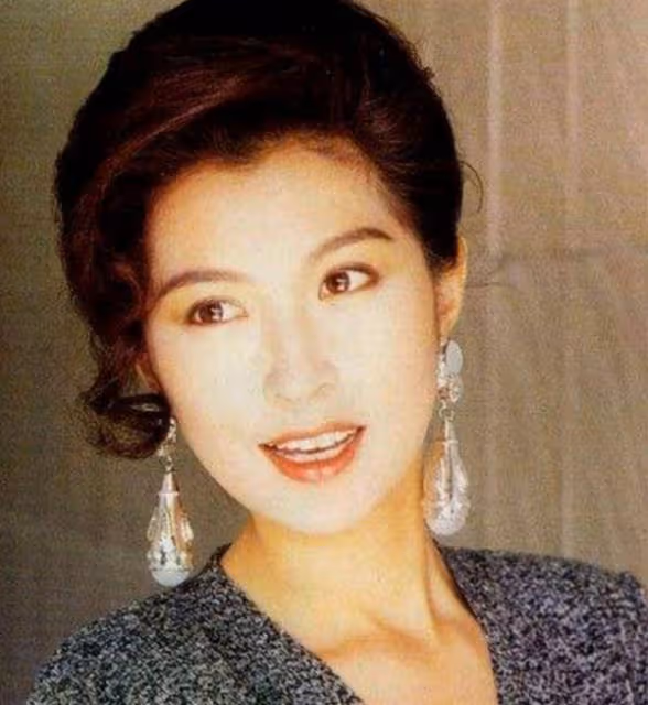 艷壓蔡少芬奪冠，周慧敏牽線嫁給劉青雲，郭藹明一生未育被寵21年