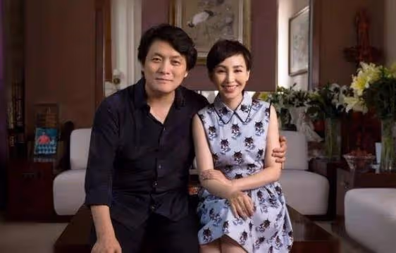 19歲陪丈夫北漂，婚後住地下室生3胎，今丈夫用7部劇捧紅妻子