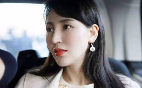 19歲陪丈夫北漂，婚後住地下室生3胎，今丈夫用7部劇捧紅妻子