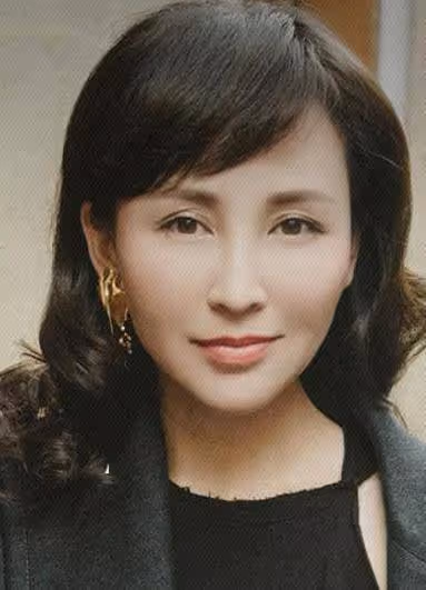19歲陪丈夫北漂，婚後住地下室生3胎，今丈夫用7部劇捧紅妻子