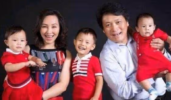 19歲陪丈夫北漂，婚後住地下室生3胎，今丈夫用7部劇捧紅妻子