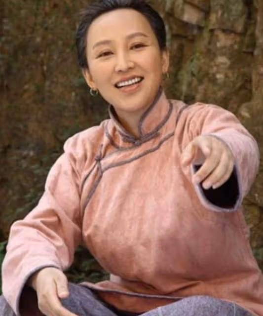 19歲陪丈夫北漂，婚後住地下室生3胎，今丈夫用7部劇捧紅妻子