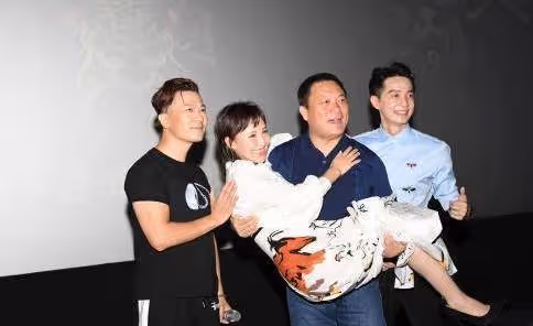 19歲陪丈夫北漂，婚後住地下室生3胎，今丈夫用7部劇捧紅妻子