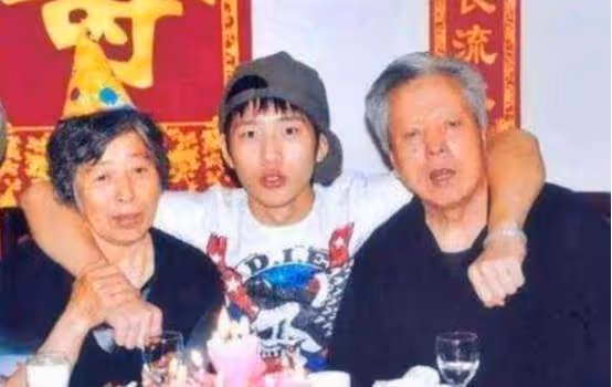 出生僅28天被父母分手，奶奶拾荒養大，如今成影帝父母卻來相認