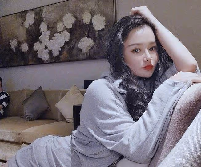 冉瑩穎曬美照感慨人生，穿短裙露S形曲線，一旁鄒市明卻無動於衷