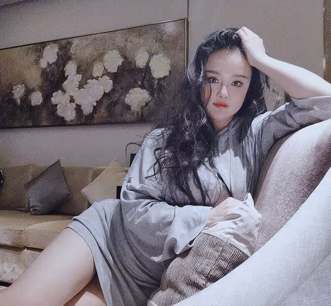 冉瑩穎曬美照感慨人生，穿短裙露S形曲線，一旁鄒市明卻無動於衷