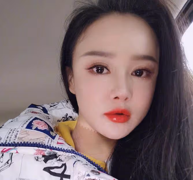 冉瑩穎曬美照感慨人生，穿短裙露S形曲線，一旁鄒市明卻無動於衷
