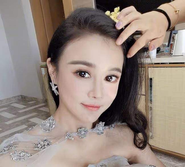冉瑩穎曬美照感慨人生，穿短裙露S形曲線，一旁鄒市明卻無動於衷